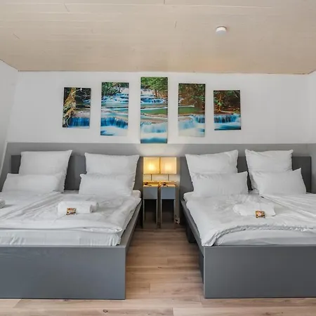 Dg - Einfach Aber Sehr Komfortabel - Fuer Bis Zu 12 Personen - Gruppen, Messe, Monteure, Studenten - Voll Ausgestattet - 3 Smart-tv 55 Zoll Netflix, 1000 Mbit Wlan, Voll Ausgestattete Kueche Apartmán *