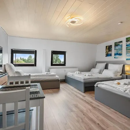 Appartamento Dg - Einfach Aber Sehr Komfortabel - Fuer Bis Zu 12 Personen - Gruppen, Messe, Monteure, Studenten - Voll Ausgestattet - 3 Smart-tv 55 Zoll Netflix, 1000 Mbit Wlan, Voll Ausgestattete Kueche