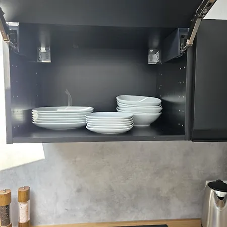 Dg - Einfach Aber Sehr Komfortabel - Fuer Bis Zu 12 Personen - Gruppen, Messe, Monteure, Studenten - Voll Ausgestattet - 3 Smart-tv 55 Zoll Netflix, 1000 Mbit Wlan, Voll Ausgestattete Kueche Apartmán