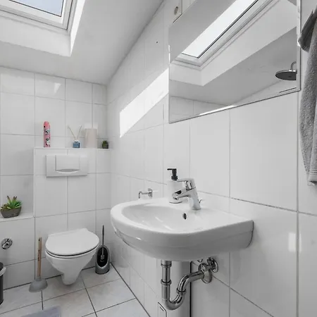 Dg - Einfach Aber Sehr Komfortabel - Fuer Bis Zu 12 Personen - Gruppen, Messe, Monteure, Studenten - Voll Ausgestattet - 3 Smart-tv 55 Zoll Netflix, 1000 Mbit Wlan, Voll Ausgestattete Kueche Apartment *