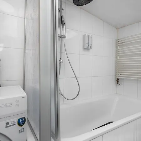 Dg - Einfach Aber Sehr Komfortabel - Fuer Bis Zu 12 Personen - Gruppen, Messe, Monteure, Studenten - Voll Ausgestattet - 3 Smart-tv 55 Zoll Netflix, 1000 Mbit Wlan, Voll Ausgestattete Kueche * 뒤스부르크