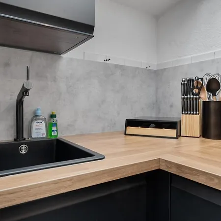 Apartmán Dg - Einfach Aber Sehr Komfortabel - Fuer Bis Zu 12 Personen - Gruppen, Messe, Monteure, Studenten - Voll Ausgestattet - 3 Smart-tv 55 Zoll Netflix, 1000 Mbit Wlan, Voll Ausgestattete Kueche Duisburg