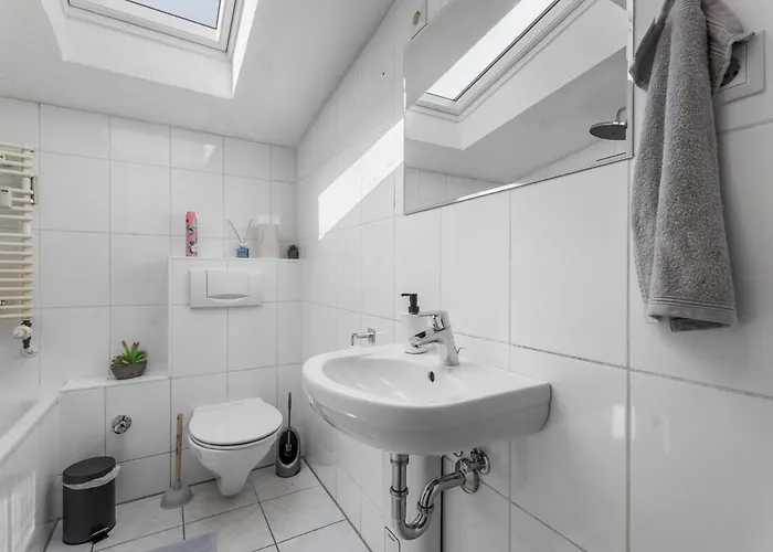 Dg - Einfach Aber Sehr Komfortabel - Fuer Bis Zu 12 Personen - Gruppen, Messe, Monteure, Studenten - Voll Ausgestattet - 3 Smart-tv 55 Zoll Netflix, 1000 Mbit Wlan, Voll Ausgestattete Kueche Lejlighed *