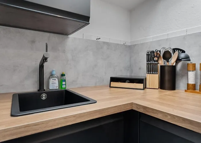 Appartamento Dg - Einfach Aber Sehr Komfortabel - Fuer Bis Zu 12 Personen - Gruppen, Messe, Monteure, Studenten - Voll Ausgestattet - 3 Smart-tv 55 Zoll Netflix, 1000 Mbit Wlan, Voll Ausgestattete Kueche Duisburgo